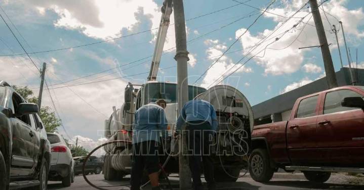 Gobierno de Matamoros realiza limpieza en líneas de drenaje en la Colonia Sección 16