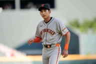 Giants' Jung Hoo Lee makes catch off glove, thigh and calf before pinning baseball between knees