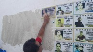 Colocan alrededor de 55 azulejos con nombres de desaparecidos en Mazatlán