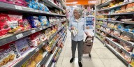 Cómo comprar en supermercados con descuentos para jubilados y beneficiarios de planes sociales de Anses