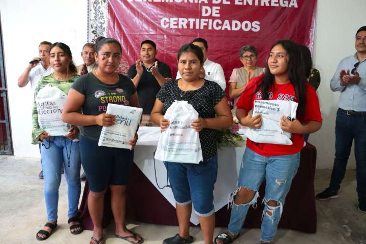 ENTREGA DE CERTIFICADOS DE PRIMARIA Y SECUNDARIA EN MAYATECUN 2