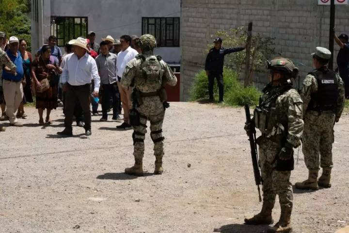 Crisis en Chiapas provoca que más de 100 mexicanos huyan de la violencia y se refugien en Guatemala