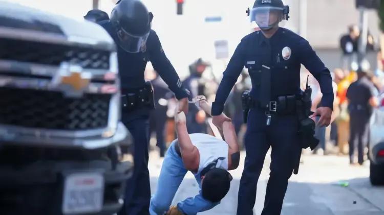 Política migratoria en Los Ángeles: 5,000 detenido...
