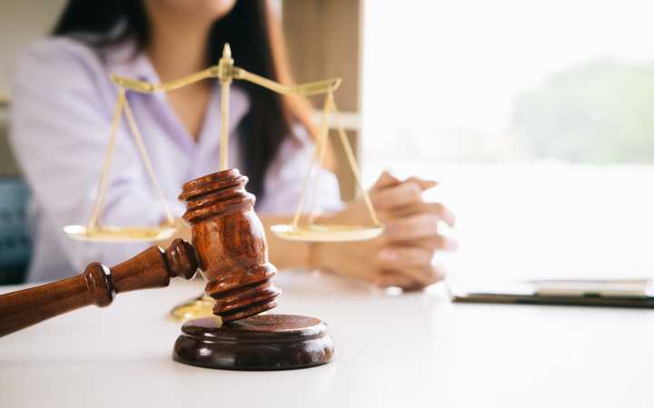 Acusan a mujer de agredir a su madre en Guayama