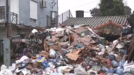 Vecinos de Don Torcuato denuncian que un hombre acumula basura en la puerta de su casa desde hace 10 años