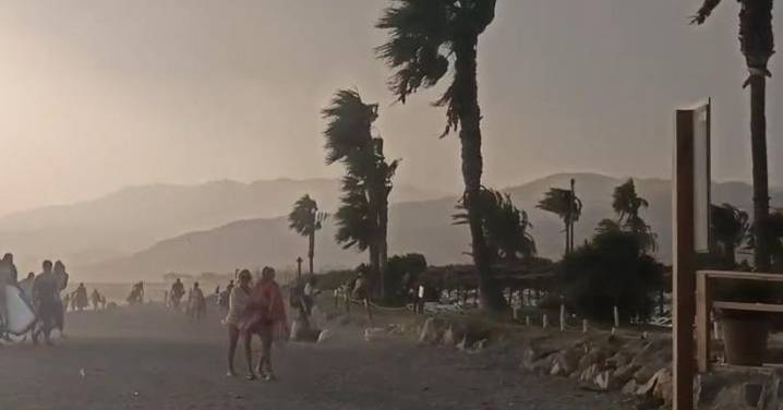 Rescatan a cinco personas a la deriva a consecuencia del reventón térmico en la Costa Tropical