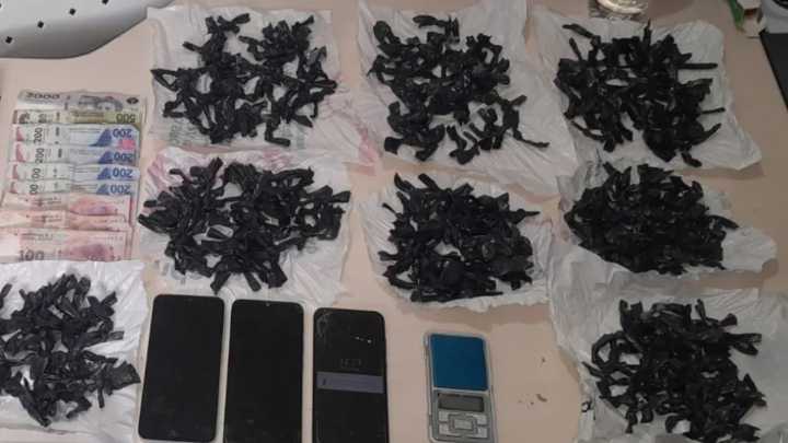 Lomas: detuvieron a un dealer de pasta base y le secuestraron dos armas
