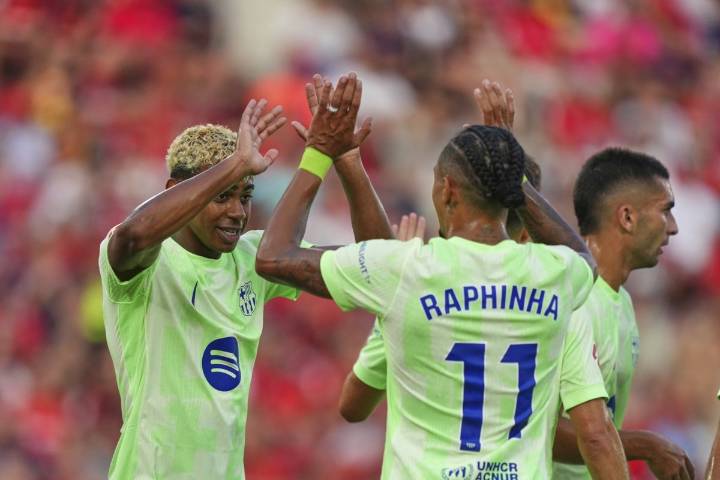 Raphinha and Yamal score as Barcelona starts La Liga title defense beating 9