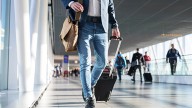 El truco de una azafata para conseguir espacio para tu equipaje de mano en el avión