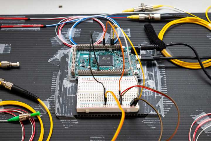 Un experimento logra enviar señales cuánticas con el protocolo estándar de internet