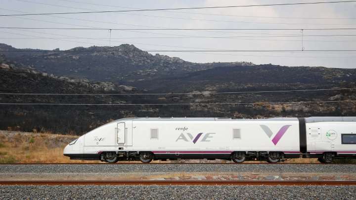 Viajeros "decepcionados" con Renfe tras la reapertura Galicia-Madrid: "Gastamos 600 euros más"