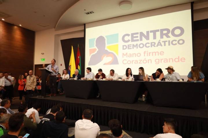 Uribismo comienza a analizar ajuste en su estrategia política y electoral