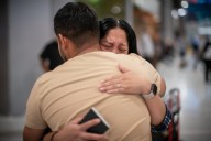 Familia de Oregón comparte un emotivo adiós en PDX después de la deportación de padre (video)