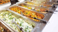 Lo hacemos todos en los buffet y es una guarrada: el error que nos pone a todos en riesgo