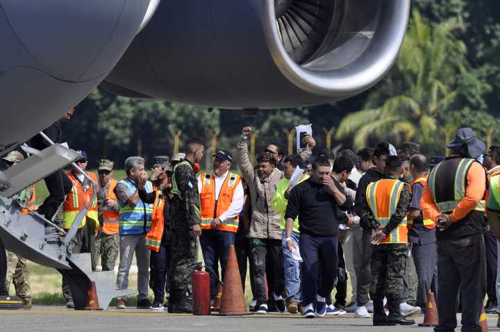 Cuba recibe a 161 inmigrantes irregulares deportados por Estados Unidos