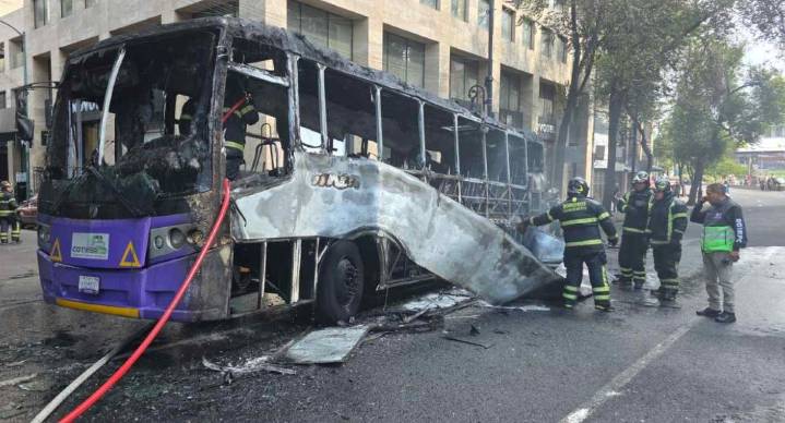 Autobús se incendia en pleno Centro Histórico en CDMX; bomberos aplacaron las llamas