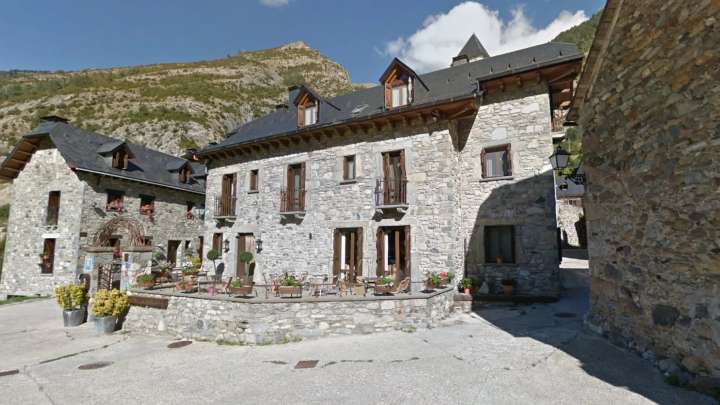 A la venta uno de los hoteles más bonitos del Pirineo: decoración de autor y con vistas a un lago