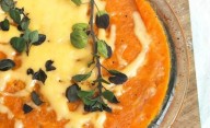 La receta saludable del pastel de zanahorias, pollo y queso: ideal para la cena