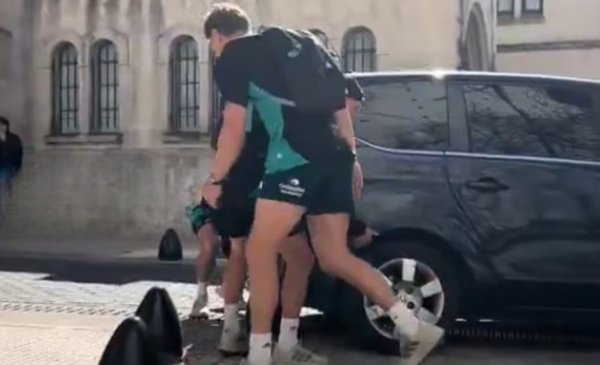 All Blacks solidarios: levantaron un auto para resolver un incidente de tránsito en la Ciudad de Buenos Aires