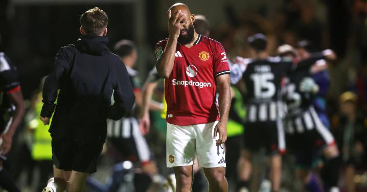 Man United humiliated in penalty shootout loss to 4th-division team Grimsby Town in League Cup