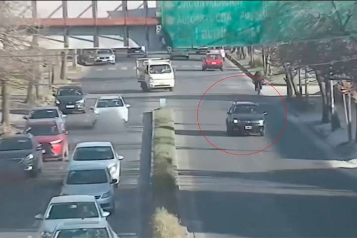 Esquivaron un control, chocaron autos y fueron detenidos en los techos
