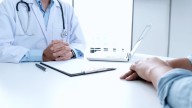 Si notas estos síntomas tienes que ir corriendo al hospital: el aviso de Sanidad que afecta a esta zona de España