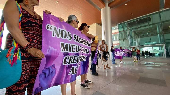 Colectivos feministas y familiares protestan para oponerse a liberación de presunto agresor de mujer en Aldama