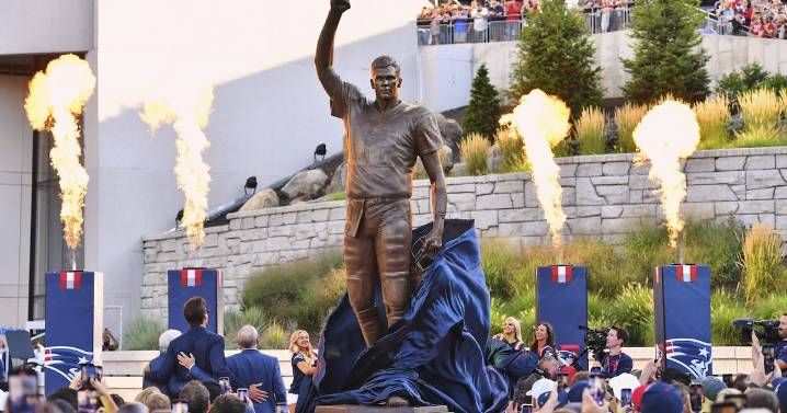 Tom Brady statue unveiled before exhibition opener