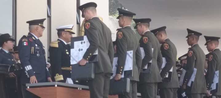 Encabezan titulares de Semar y Defensa graduación de 876 oficiales