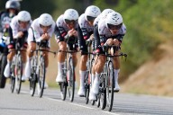 UAE Emirates vence en la contrarreloj y Ayuso roza el liderato