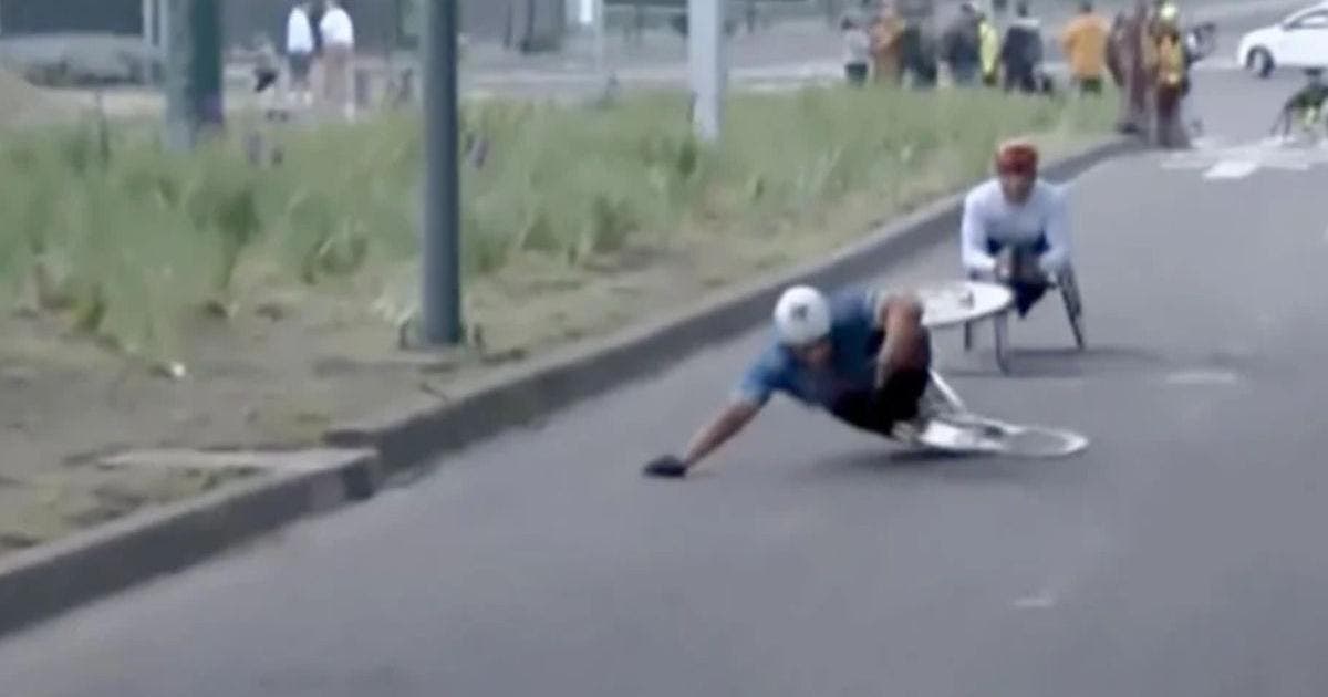 Caída de atletas en silla de ruedas en el Maratón de la CDMX desata críticas por baches