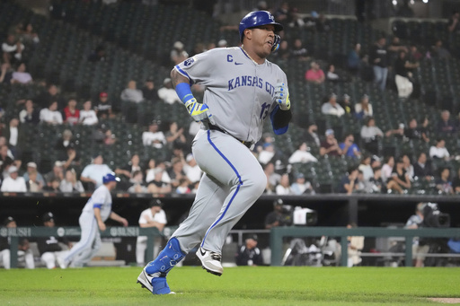 Salvador Pérez hace historia en la aplastante victoria de los Reales 12