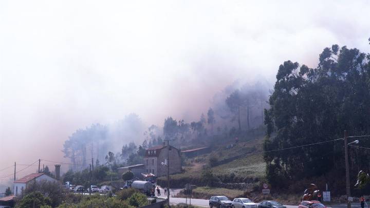 Galicia vive una ola de incendios y la Xunta califica de “atentado” el fuego "intencionado" con cuatro focos que obligó a desalojos en Ponteceso