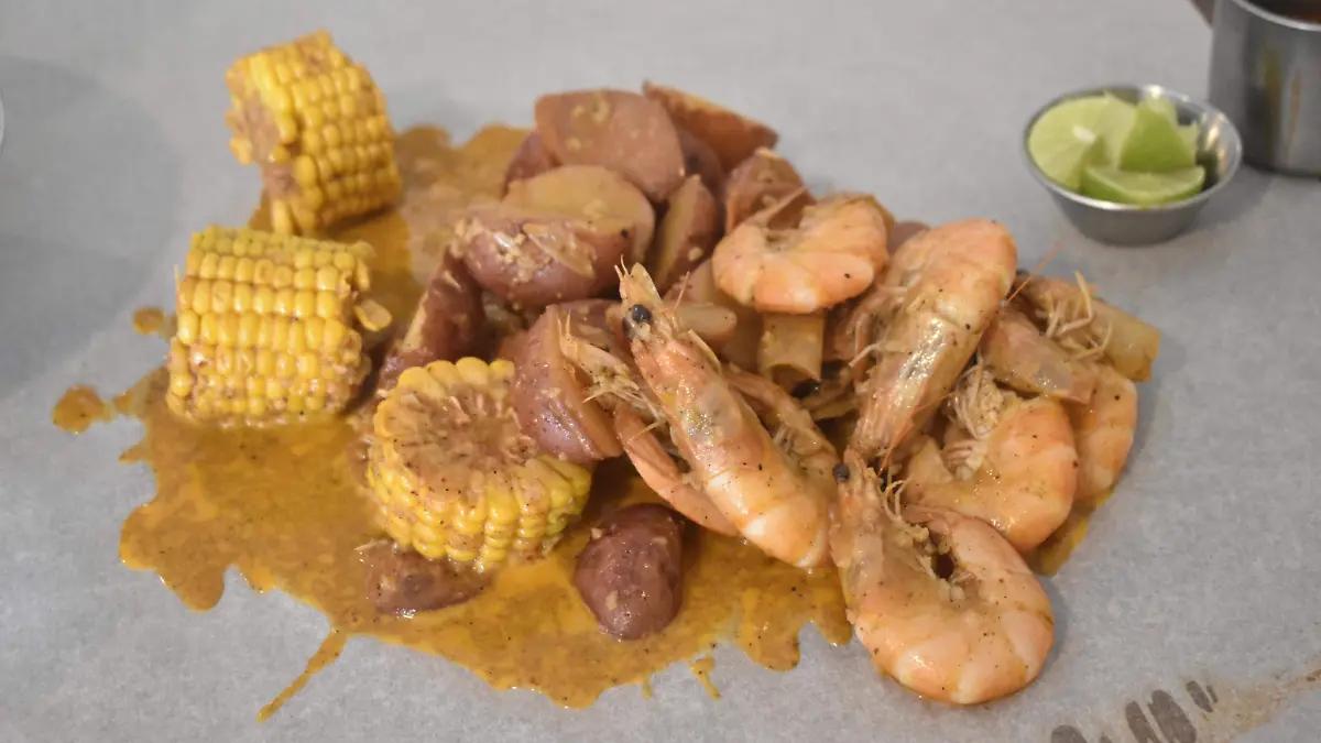 El sabor del desastre: así se disfrutan los mariscos estilo Louisiana en Tampico