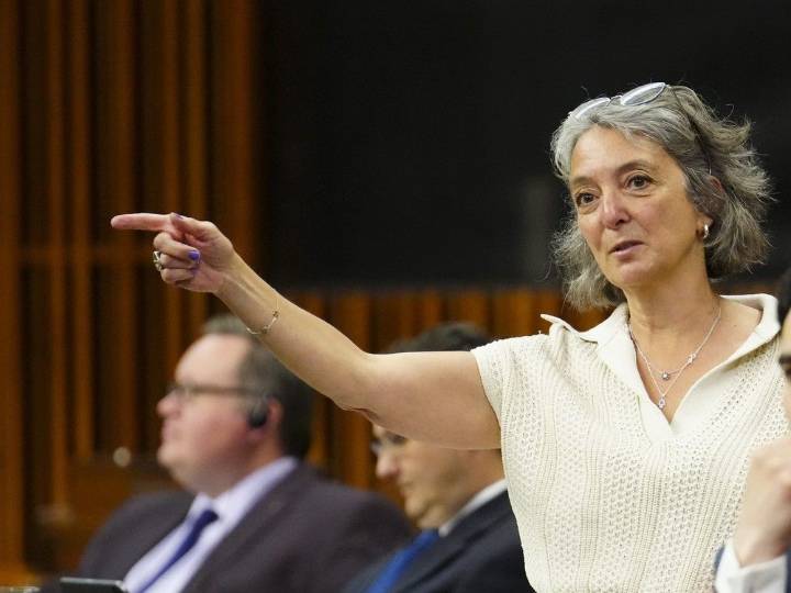 Minister's staff accidentally text spending cut discussion to reporter