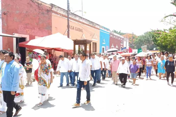 Feligreses elevan oraciones a San Agustín con una procesión al patrono de Tekantó