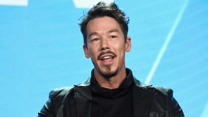 How David Bromstad Instantly Adds Color To A Small Bathroom (Without Paint)