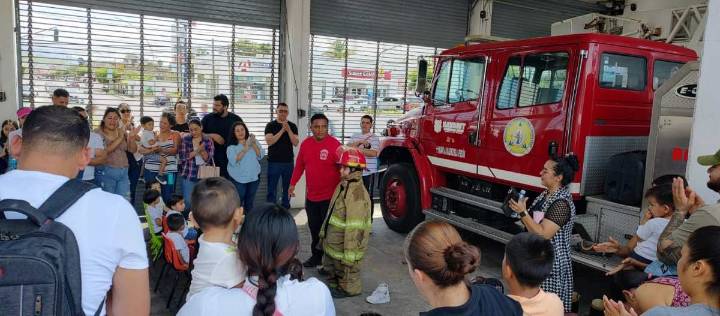 RECIBEN BOMBEROS DE NAYARIT LA VISITA DE LA GUARDERÍA «MONARCA»