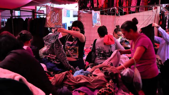 ¿Qué tienen en común Tepito, la moda retro y la lucha contra el fast fashion? La ropa de paca