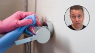 Brandon Pleshek, experto en limpieza: “Solo necesitás 2 ingredientes de cocina para dejar la ducha impecable”