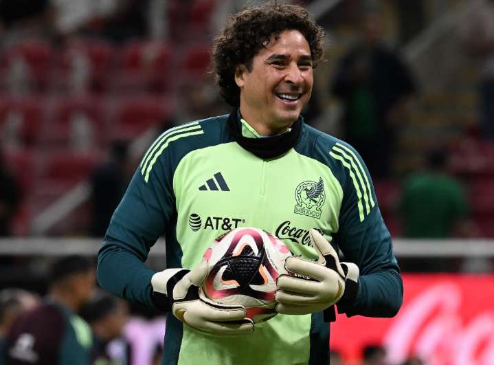 Guillermo Ochoa no quita el dedo del renglón