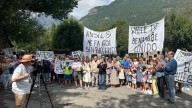 Vecinos del valle de Benasque salen a la calle contra las plantas de baterías