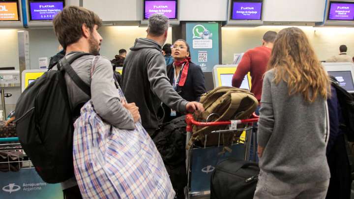 Hubo acuerdo: los controladores aéreos levantan el paro