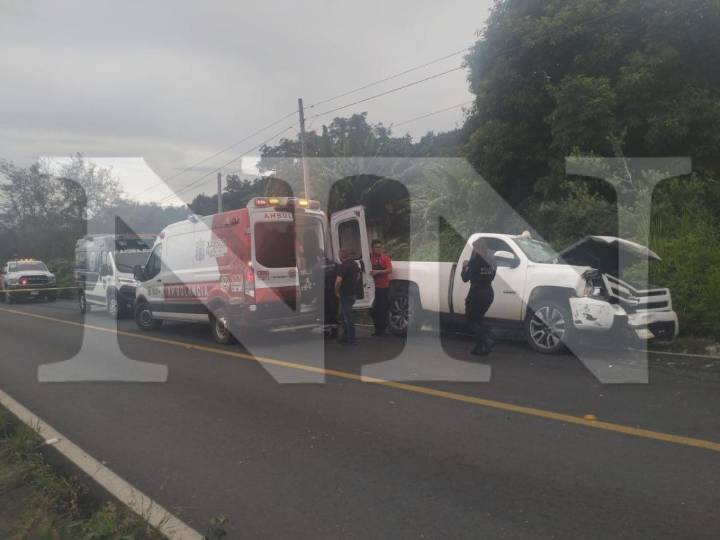 CAMIONETAS SE TOPARON DE FRENTE, ACUDIÓ AL AUXILIO PC DE XALISCO