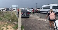 Bloquean transportistas Aeropuerto Los Cabos; IP reprueba afectación al turismo
