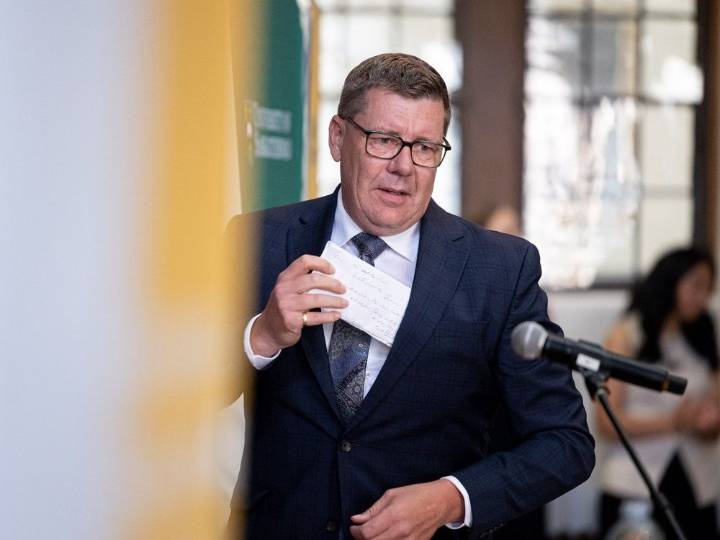 Premier defends wildfire response in Denare Beach