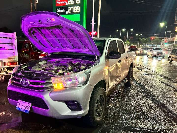 CRUZ ROJA ATIENDE UNA PERSONA LESIONADA EN CHOQUE ENTRE CAMIONETA Y TSURU