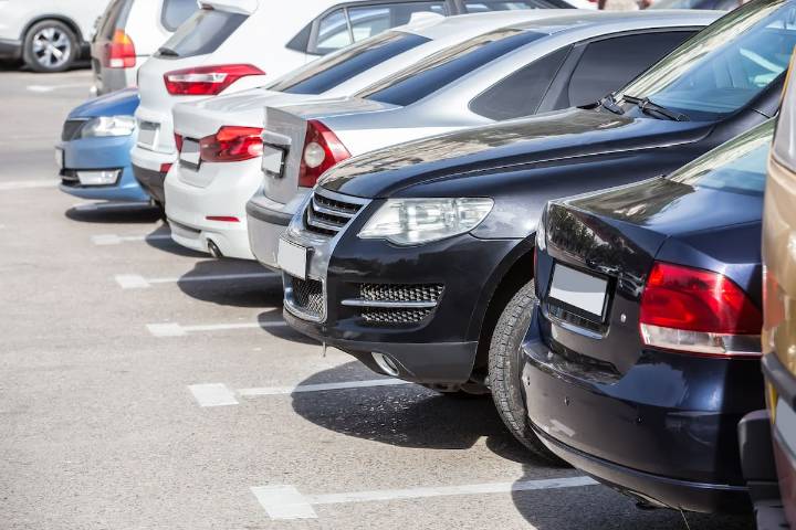 Hombre de 71 años gana batalla legal contra empresa de estacionamiento: el caso duró cinco años