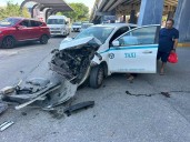 Taxista resulta lesionado en aparatoso accidente en la colonia Gonzalo Guerrero