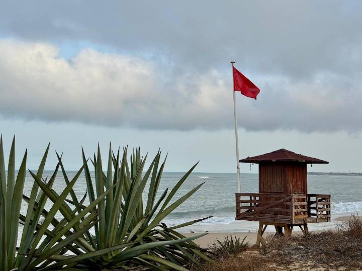 La mar de fondo provoca destrozos, rescates e iza la bandera roja en diversas playas de la costa de Cádiz